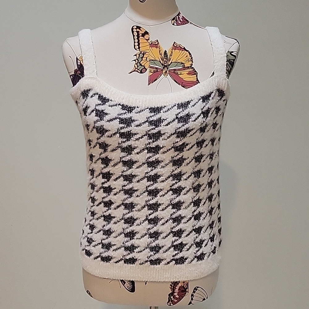 WILLOW & WIND sweater tank top.   Black and white pattern in size Large.